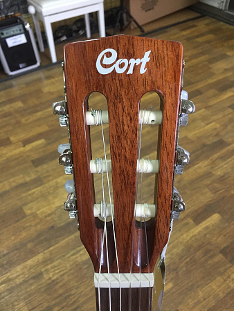 Электроакустическая гитара с нейлоновыми струнами Cort CEC1-NAT