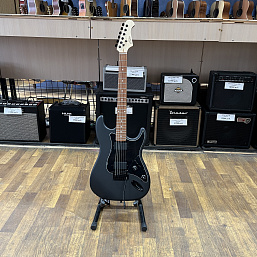 Электрогитара Fabio ST-300MBK в музыкальном интернет-магазине Маэстро. Цена 13 600 руб.